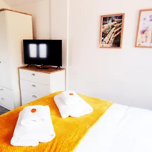 Modern, Well Located En-suite With Parking - Orbitat Maison d'hôtes