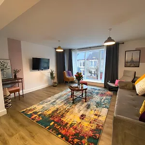 Riverside With 2br Flats At The Centre-parking-balcony 公寓